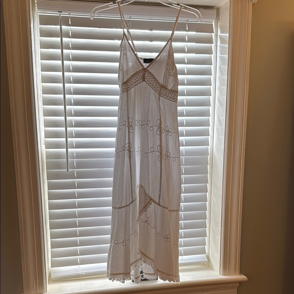 Chic White Tiered Midi Dress with Spaghetti Straps